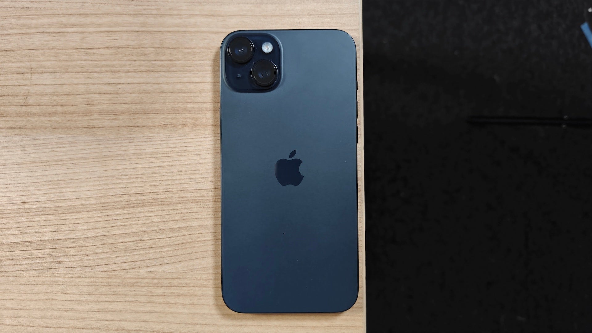 iPhone 15 Plus sobre una mesa