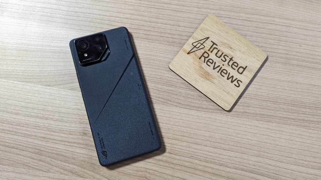 ROG Phone 8 Pro sobre una mesa
