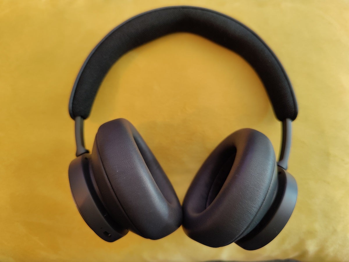 Vista desde la parte superior de unos auriculares negros BO Beoplay