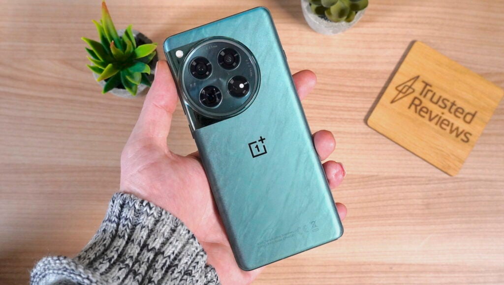 OnePlus 12 en mano