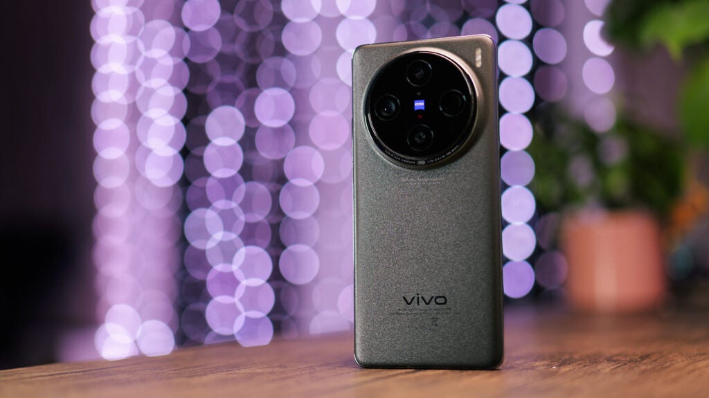 Vivo X100 Pro estaba parado sobre una mesa