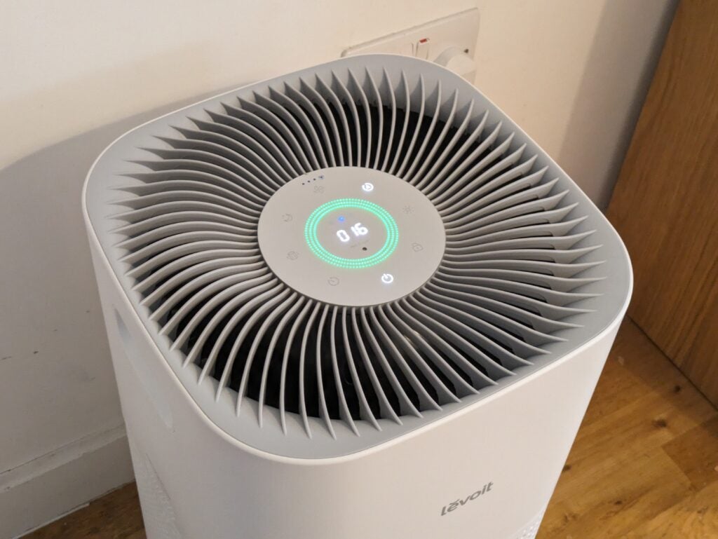 Panel superior Core 600S, que muestra una lectura de PM2.5 de 16