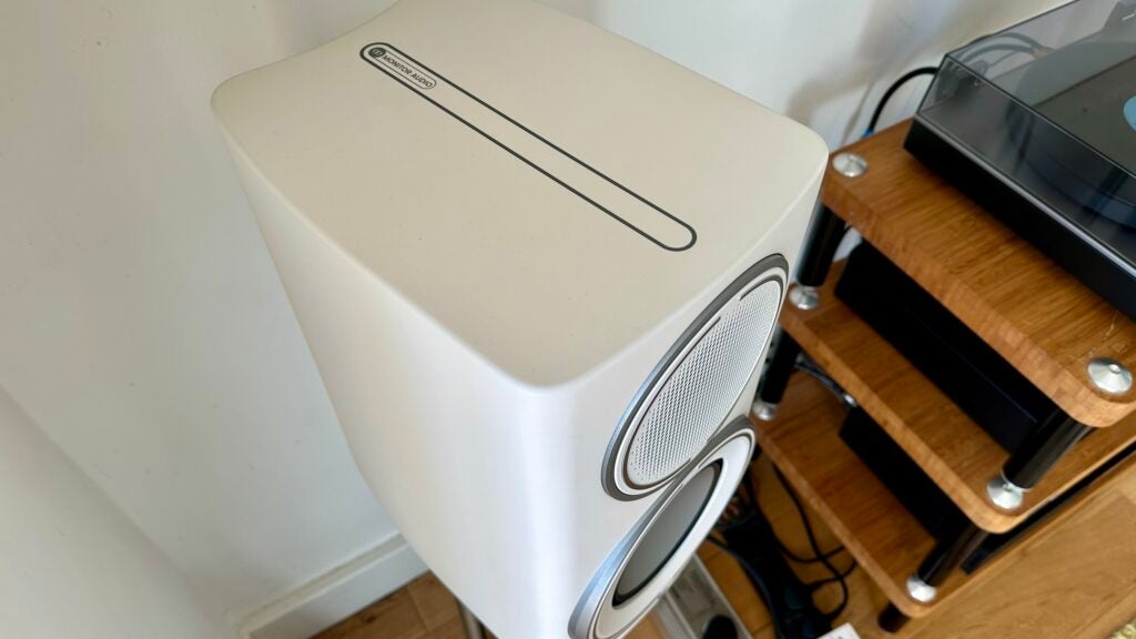 Primer plano del diseño del Monitor Audio Platinum 100 3G