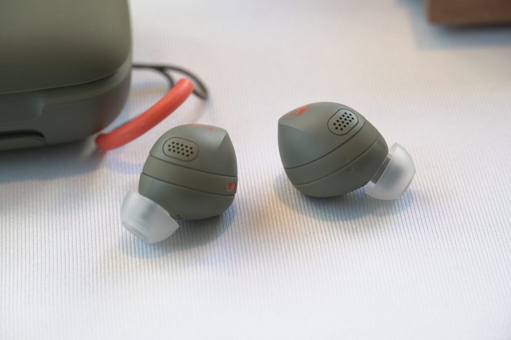 Primer plano de los auriculares Sennheiser Momentum Sport