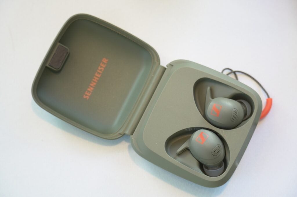 Caso Sennheiser Momentum Sport abierto