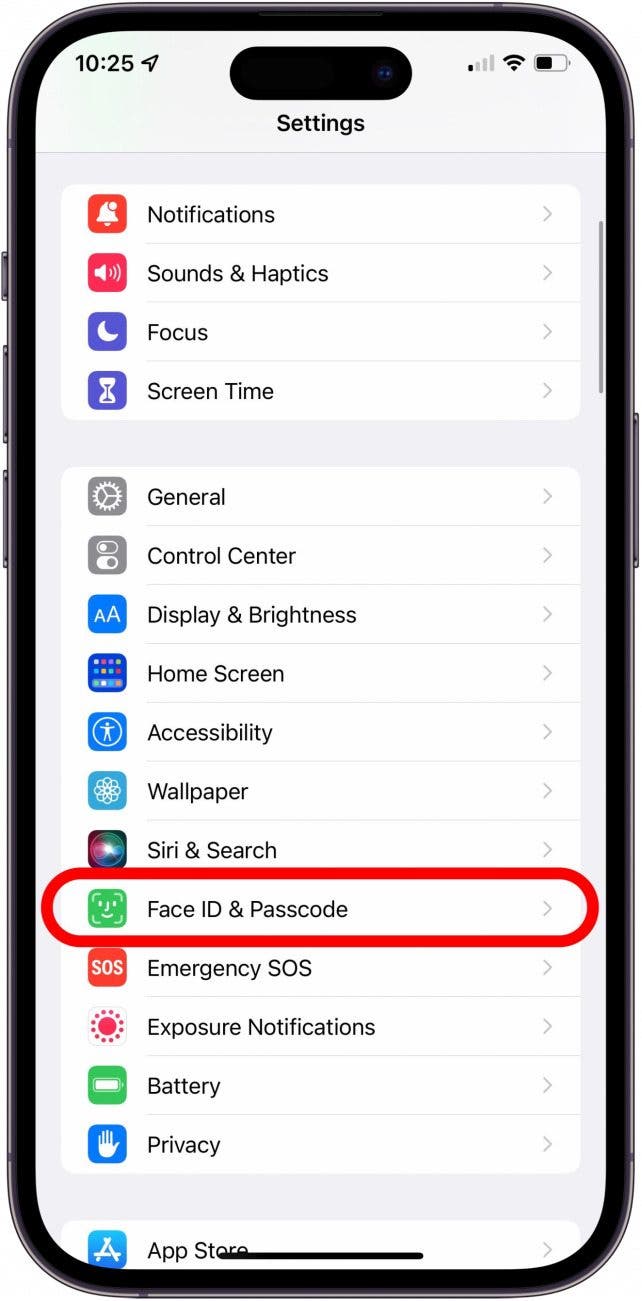 Desplácese hacia abajo y toque Face ID y contraseña