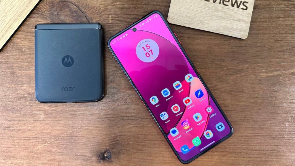 Motorola Razr 40 Ultra sobre una mesa