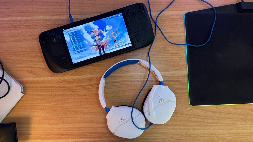El Turtle Beach Recon 70P se conectó a una Steam Deck mediante un cable de 3,5 mm.