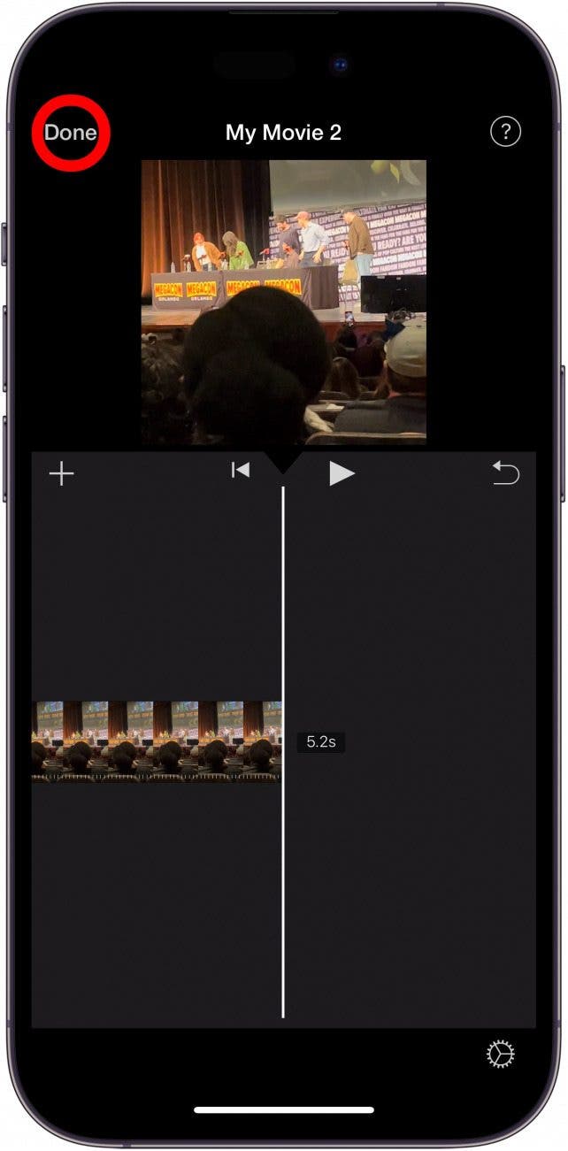 Pantalla de línea de tiempo de la aplicación iPhone Imovie con el botón Listo con un círculo rojo