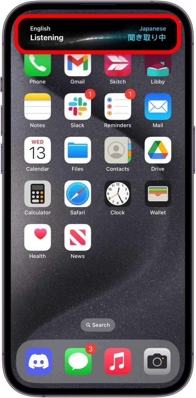 pantalla de inicio del iPhone con una ventana emergente de traducción abierta en la isla dinámica que muestra del inglés al japonés