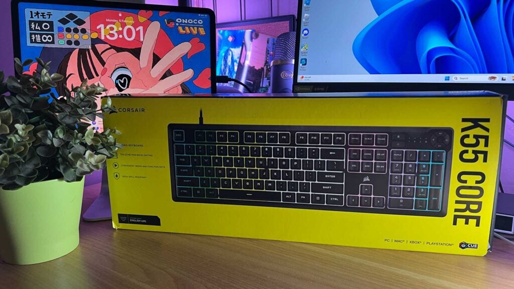 El embalaje minorista del teclado Corsair K55 Core.
