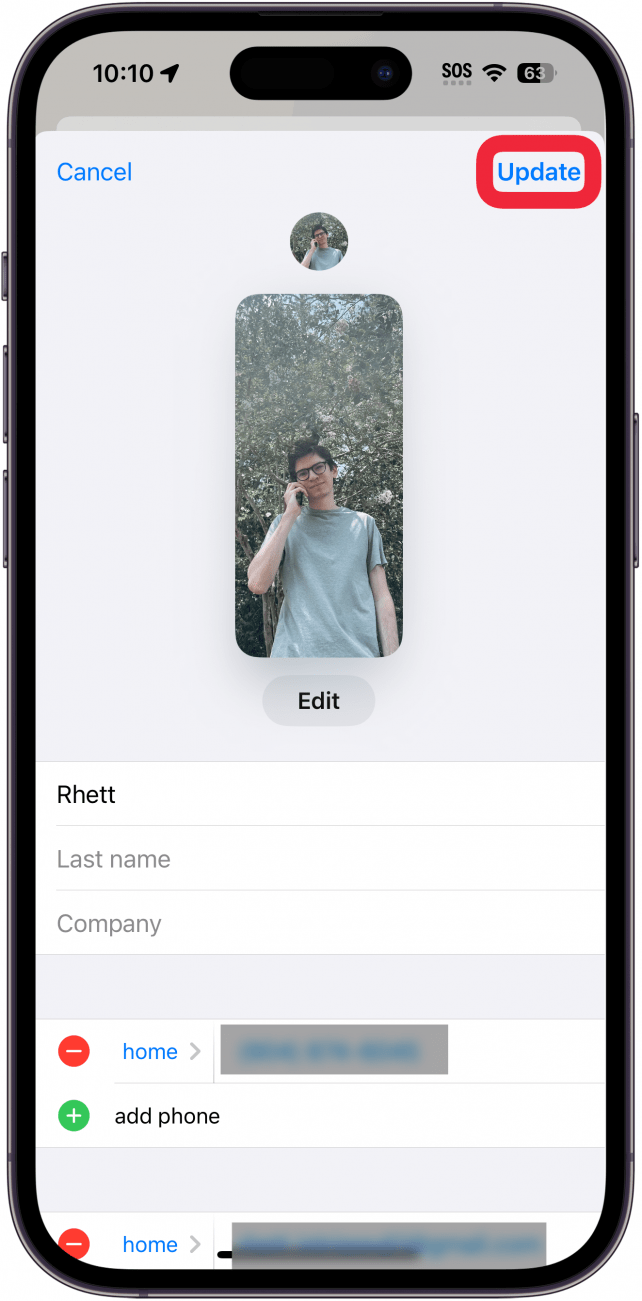 Tarjeta de contacto de iPhone con un cuadro rojo alrededor del botón de actualización.