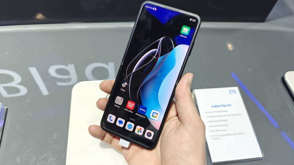 Nubia Flip 5G en la mano