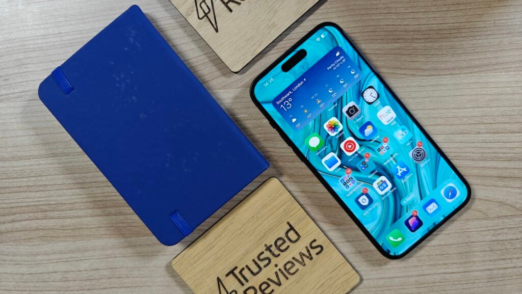 iPhone 15 Plus sobre una mesa