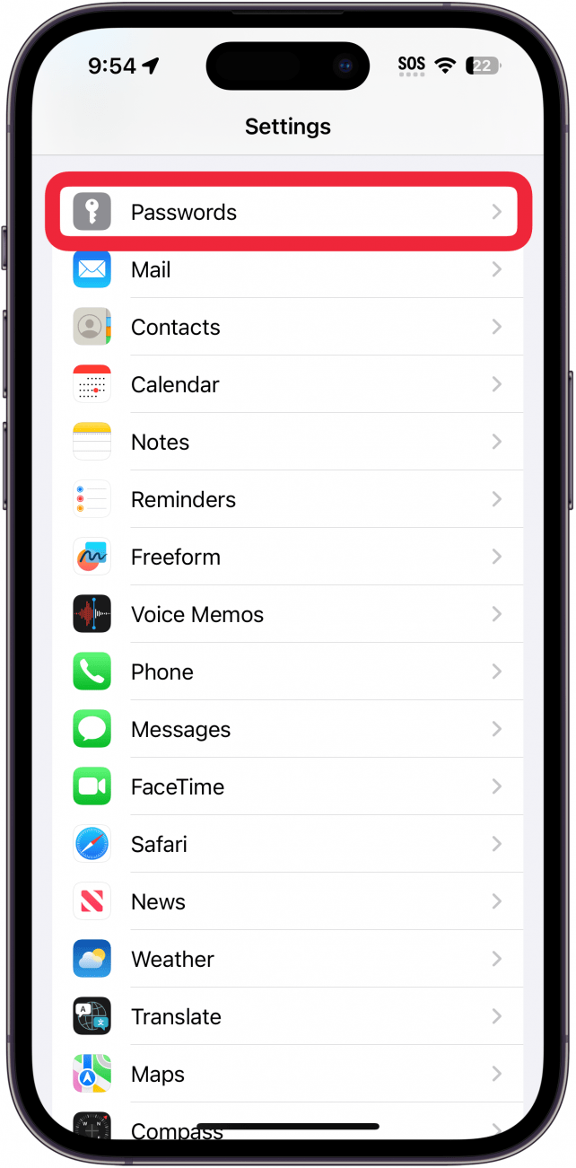 Configuración del iPhone con contraseñas en un círculo rojo.