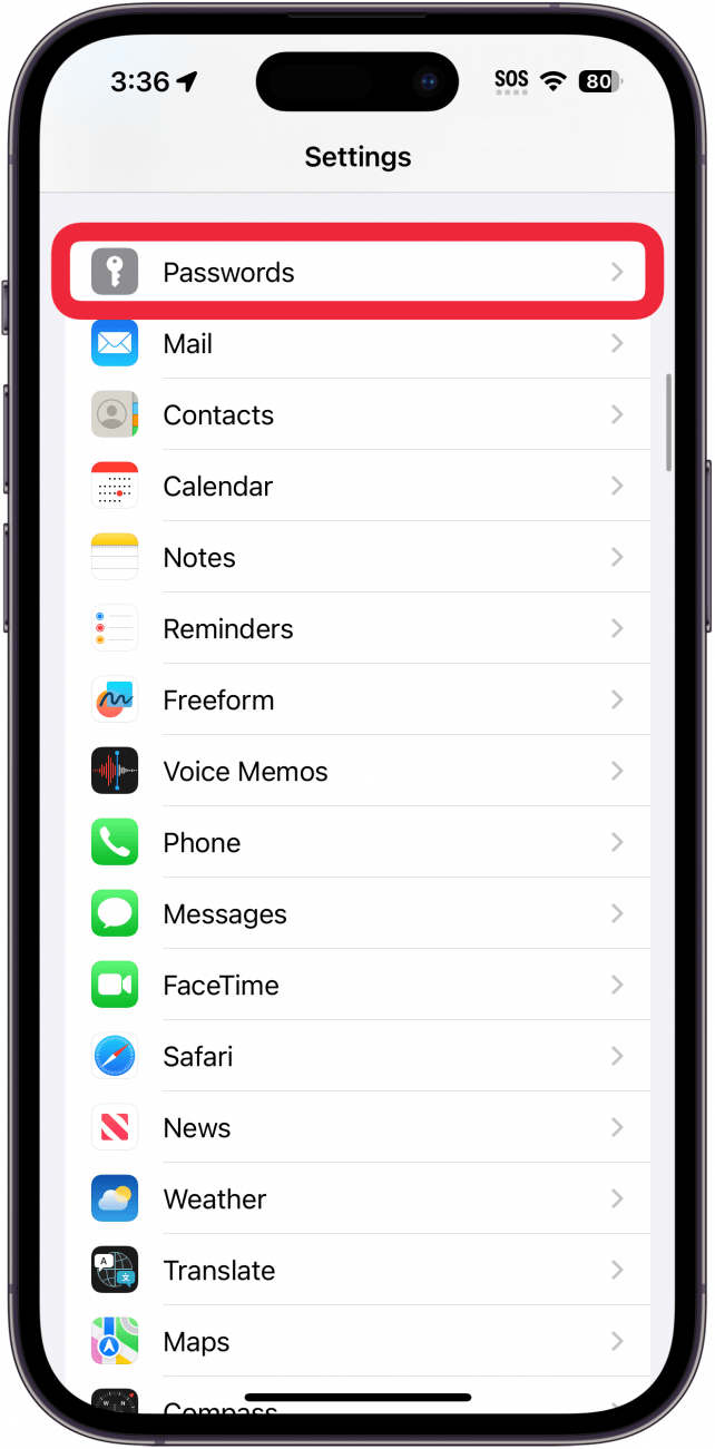 Configuración del iPhone con contraseñas en un círculo rojo.