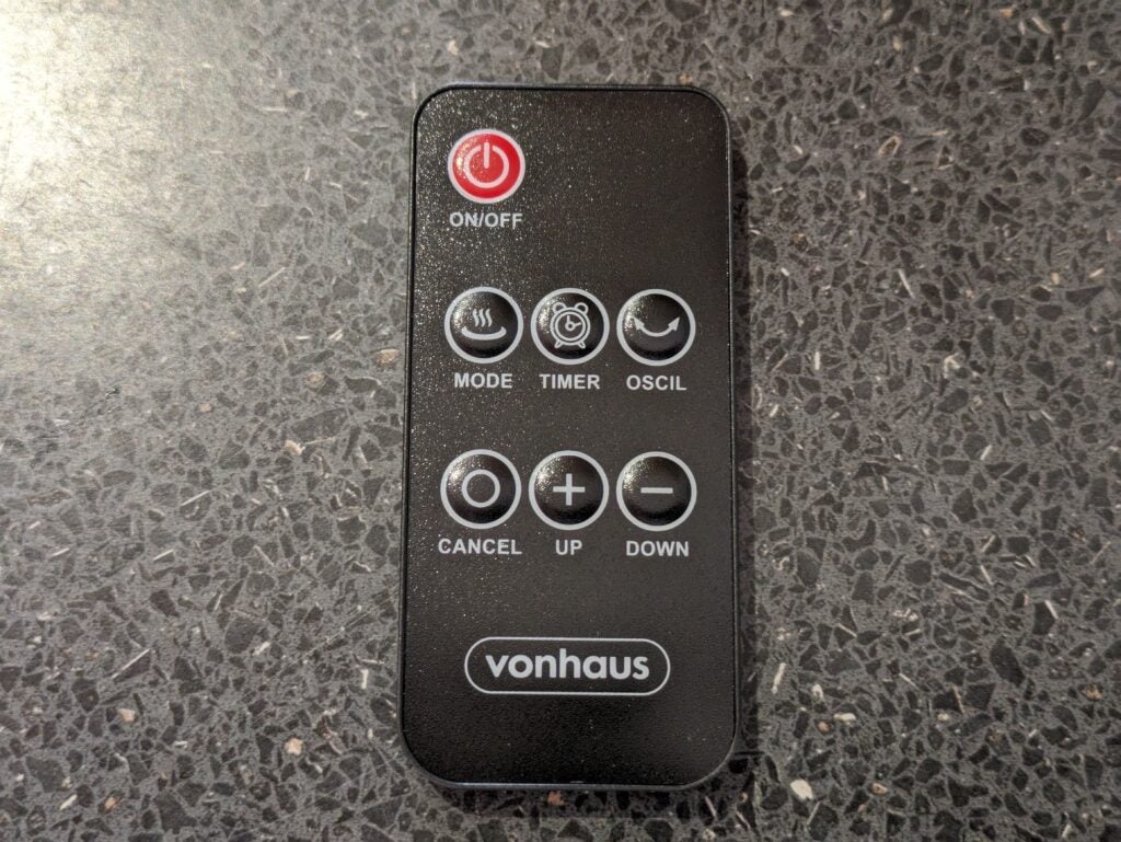 Toma del control remoto, que tiene siete botones.