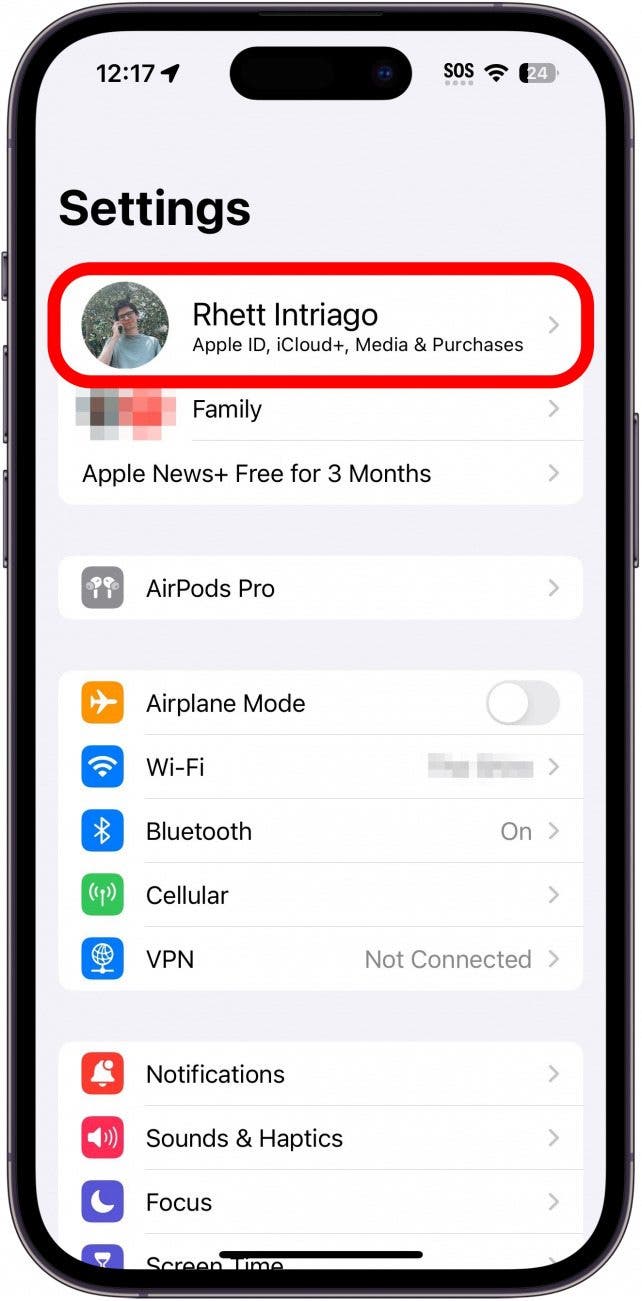 Configuración de iPhone con el nombre en un círculo rojo.