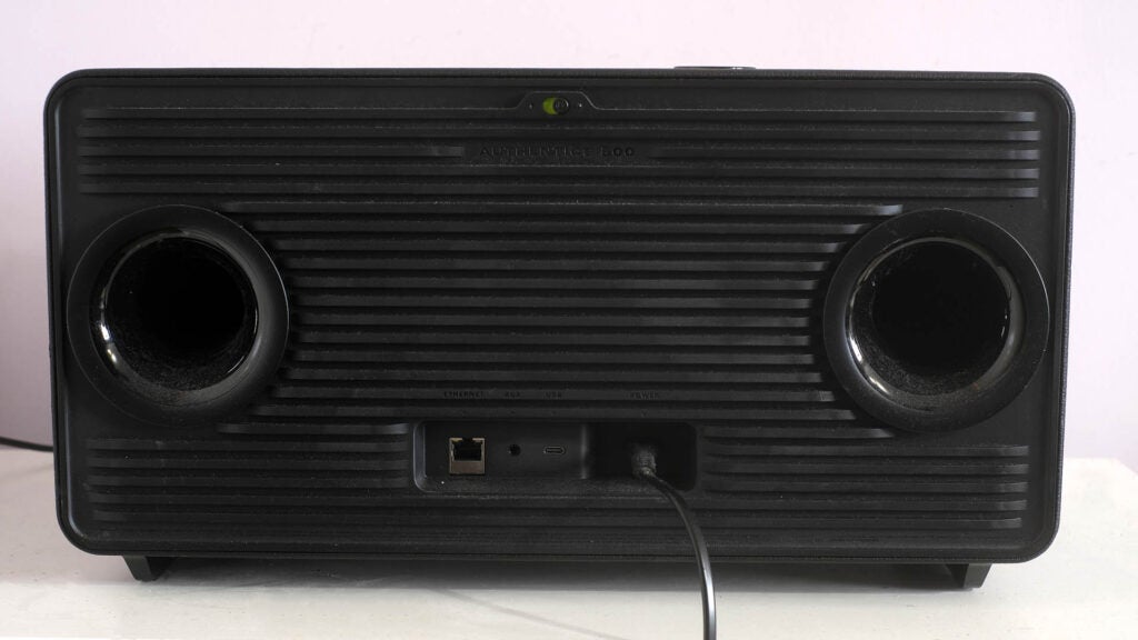 Vista trasera del JBL Authentics 500