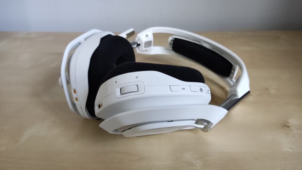 El Astro A50 X acostado de lado con un auricular doblado