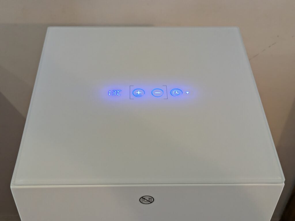 Toma del panel superior, que muestra controles táctiles iluminados en azul