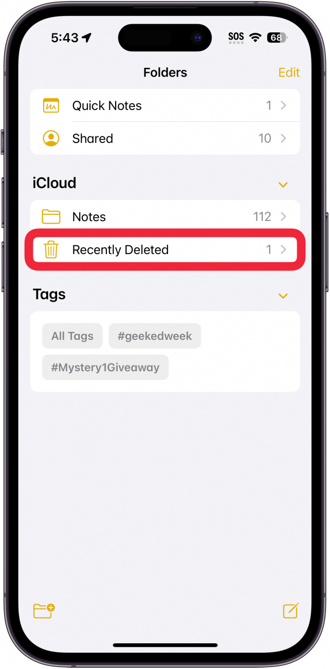 Lista de carpetas de notas del iPhone con la carpeta eliminada recientemente delineada en rojo
