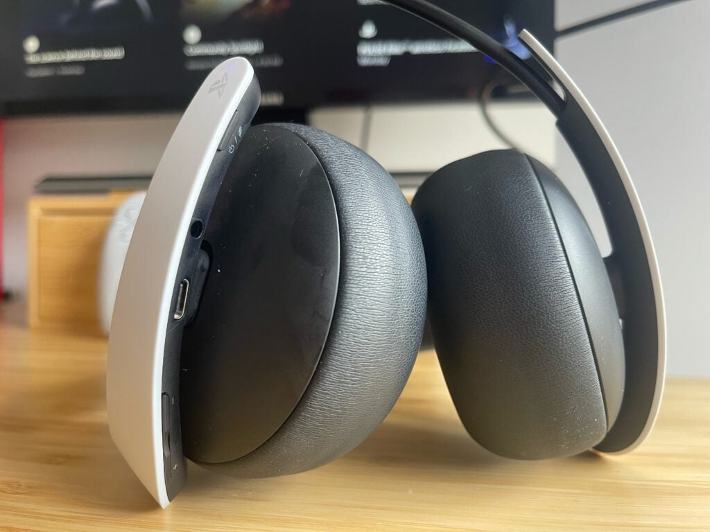 Auriculares inalámbricos PlayStation Pulse Elite sobre un escritorio.