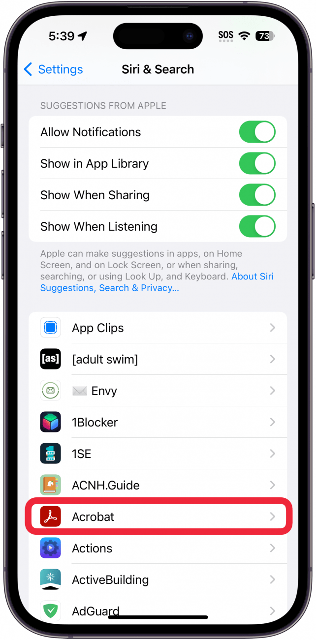 Siri y configuración de búsqueda muestran la lista de aplicaciones con un cuadro rojo alrededor de la aplicación Adobe Acrobat