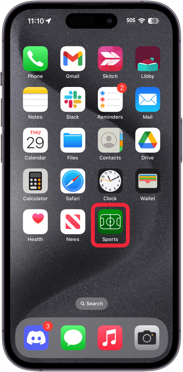 Pantalla de inicio del iPhone con un cuadro rojo alrededor de la aplicación de deportes.