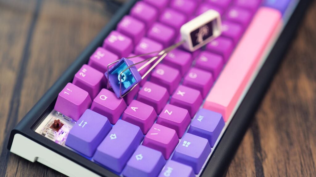Primer plano del teclado Ducky ProjectD Tinker 65 con extractor de teclas.