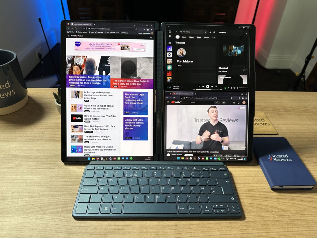 Sentado en modo vertical sobre un soporte - Lenovo Yoga Book 9i