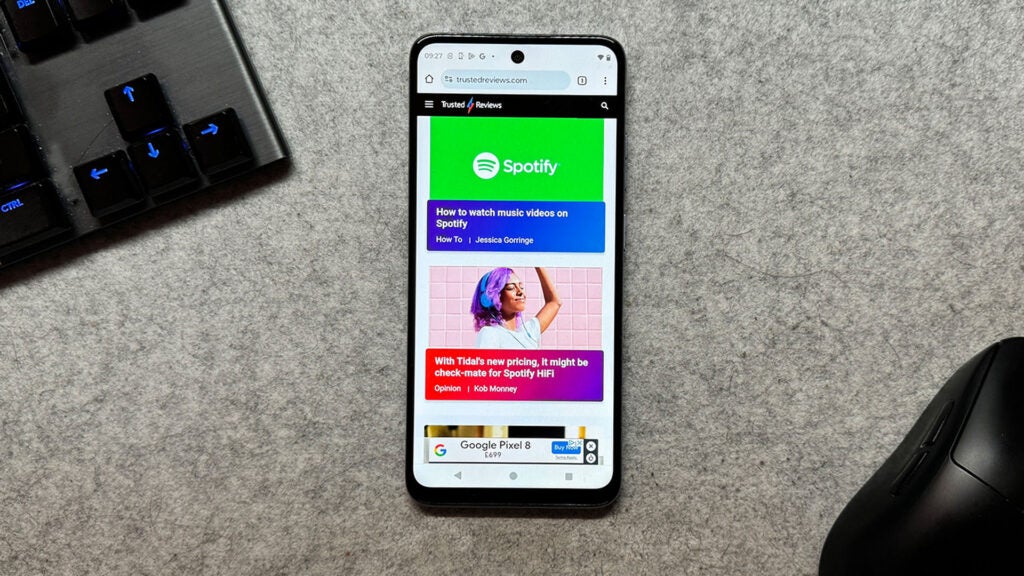Motorola Moto G34 5G navegando por el sitio web de Themelocal