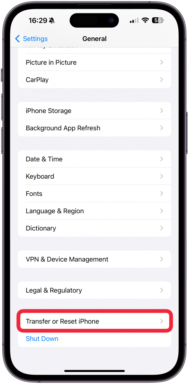 Desplácese hacia abajo y seleccione Transferir o Restablecer iPhone.