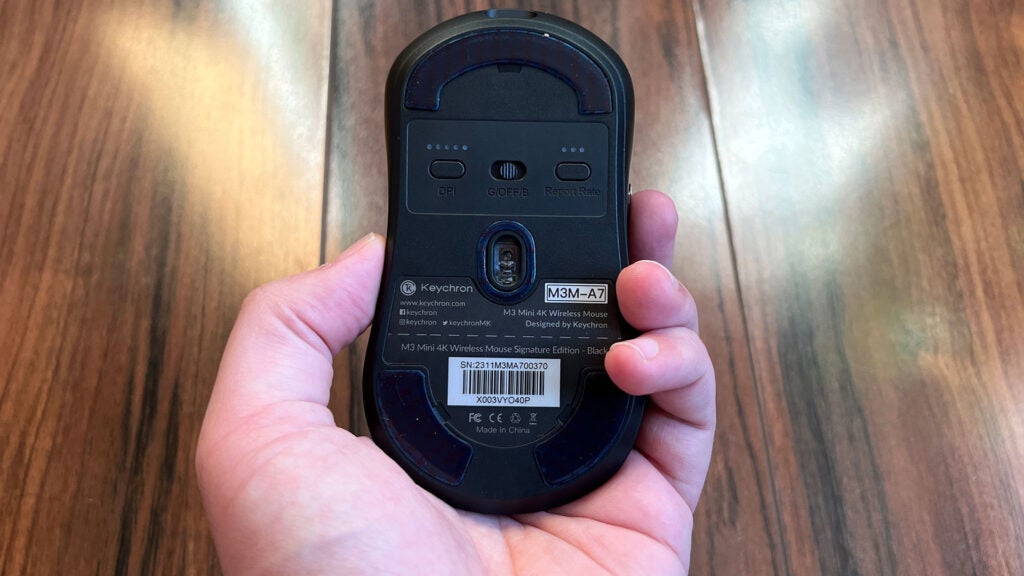 La parte inferior del Keychron M3 4K mini edición metálica.