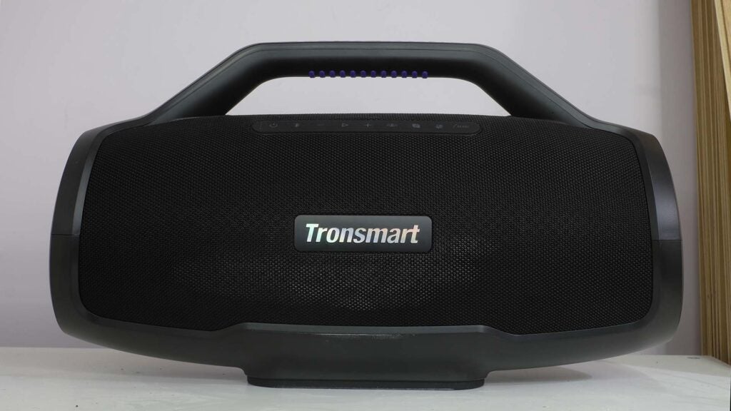 Altavoz Bluetooth portátil Tronsmart Bang Max sobre mesa.
