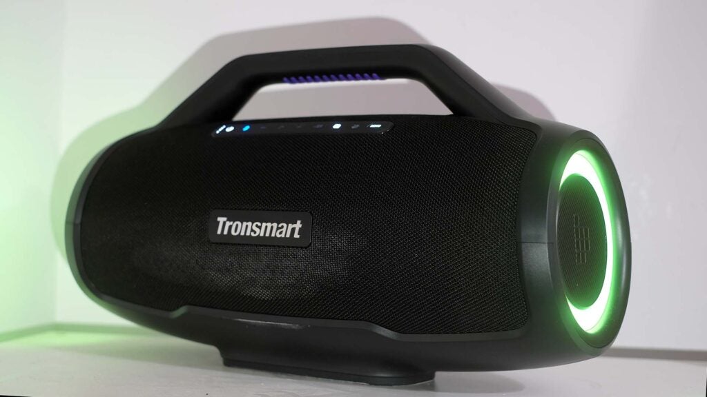 Altavoz portátil Tronsmart Bang Max con luces LED.