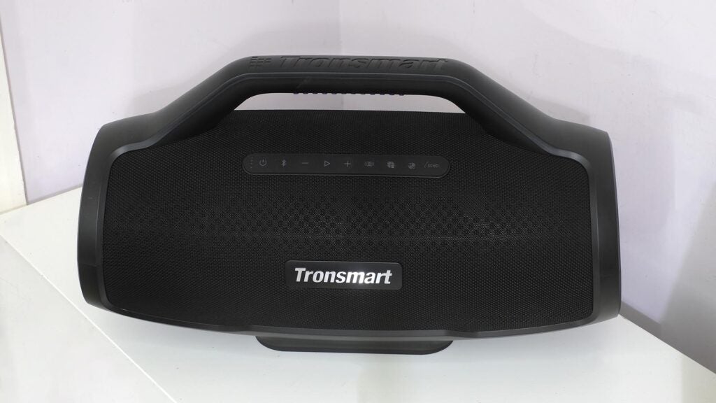 Altavoz Bluetooth portátil Tronsmart Bang Max sobre mesa.