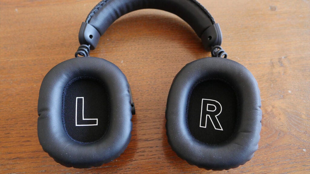 Logitech GX Pro 2 dentro de los auriculares