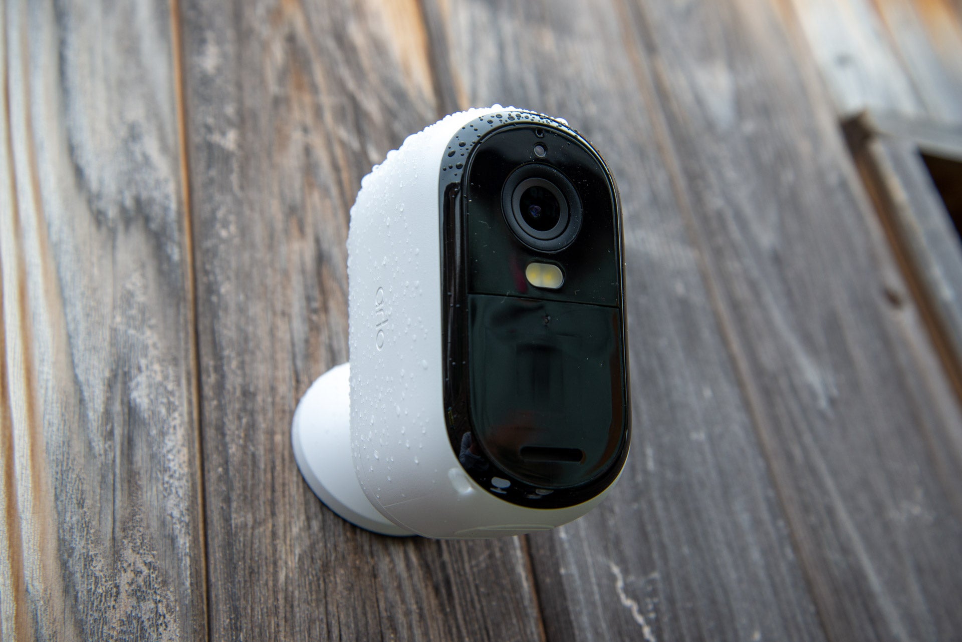 Cámara exterior Arlo Essential 2K instalada