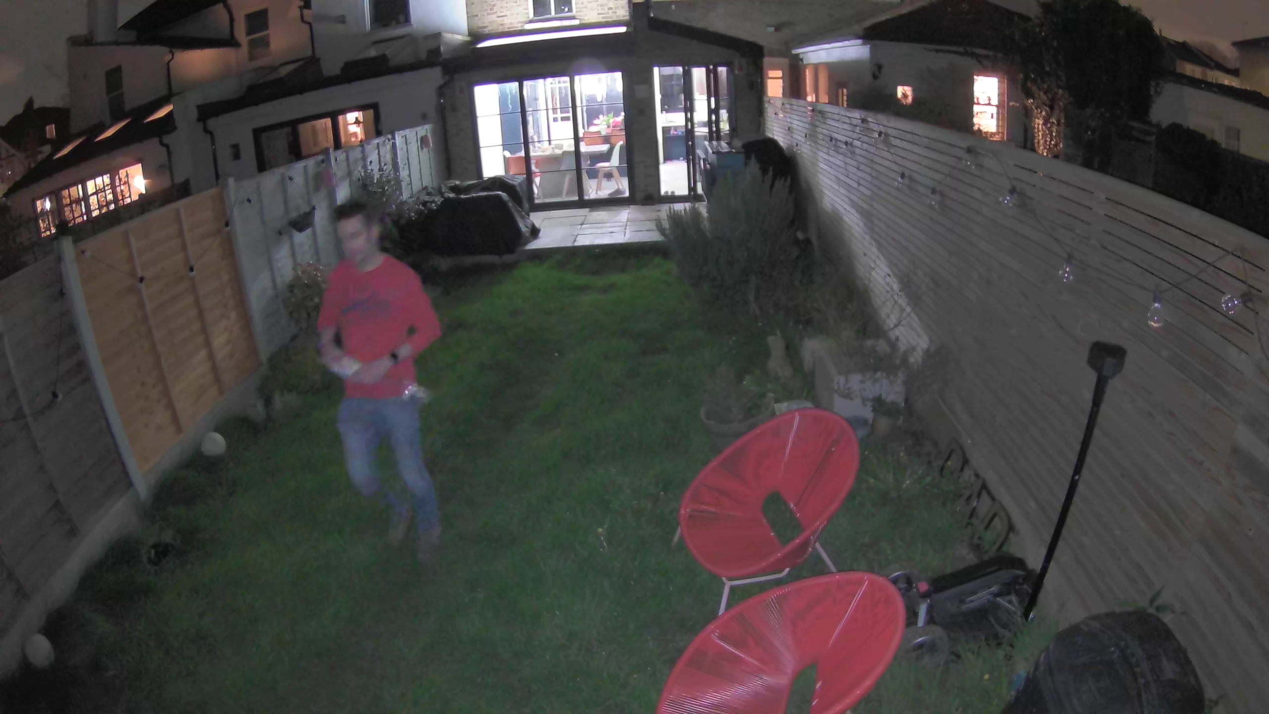 Muestra nocturna de la cámara exterior Arlo Essential 2K