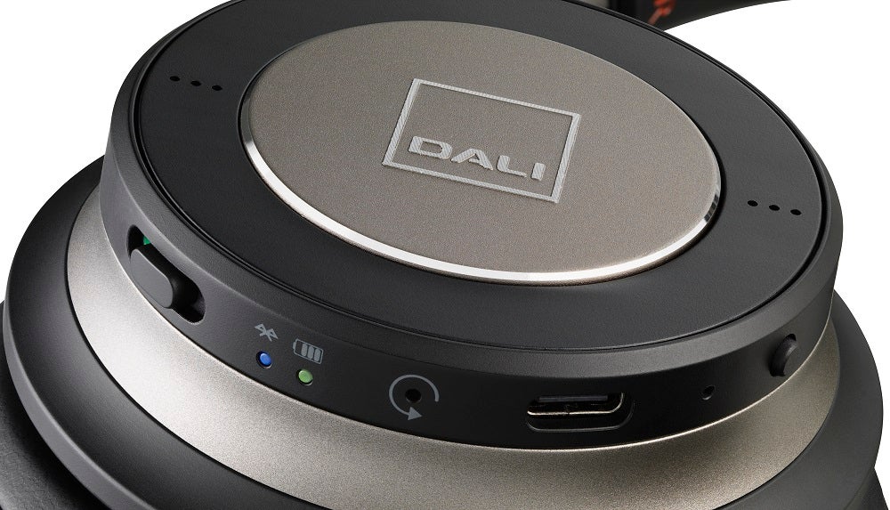 Vista cercana de los botones de los auriculares Dali iO 6 negros en las copas