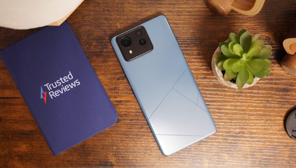 Asus ZenFone 11 Ultra sobre una mesa