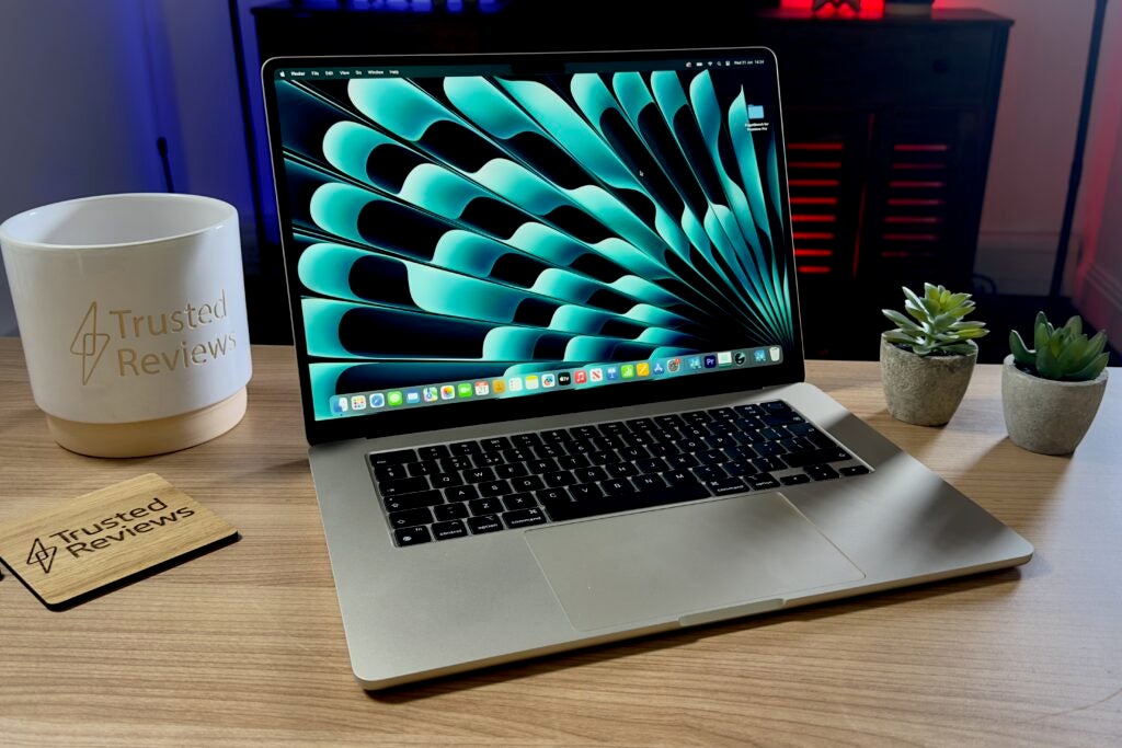MacBook Air de 15 pulgadas en ángulo