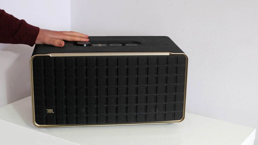 JBL Authentics 500 en la mesa
