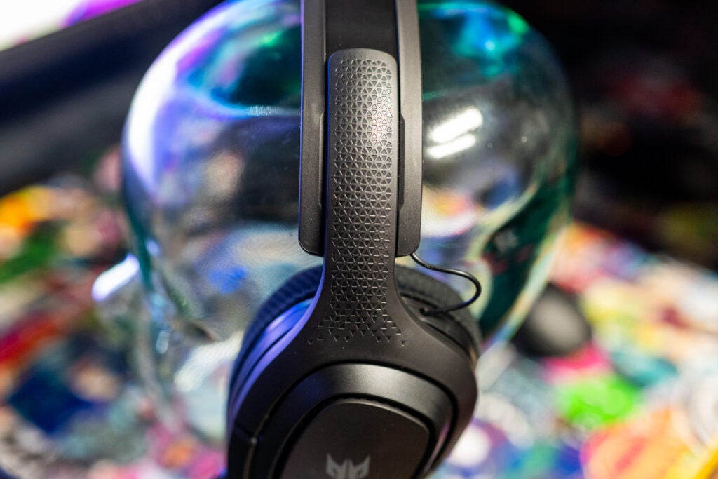 Detalles del diseño del Acer Predator Galea 365 con banda estampada