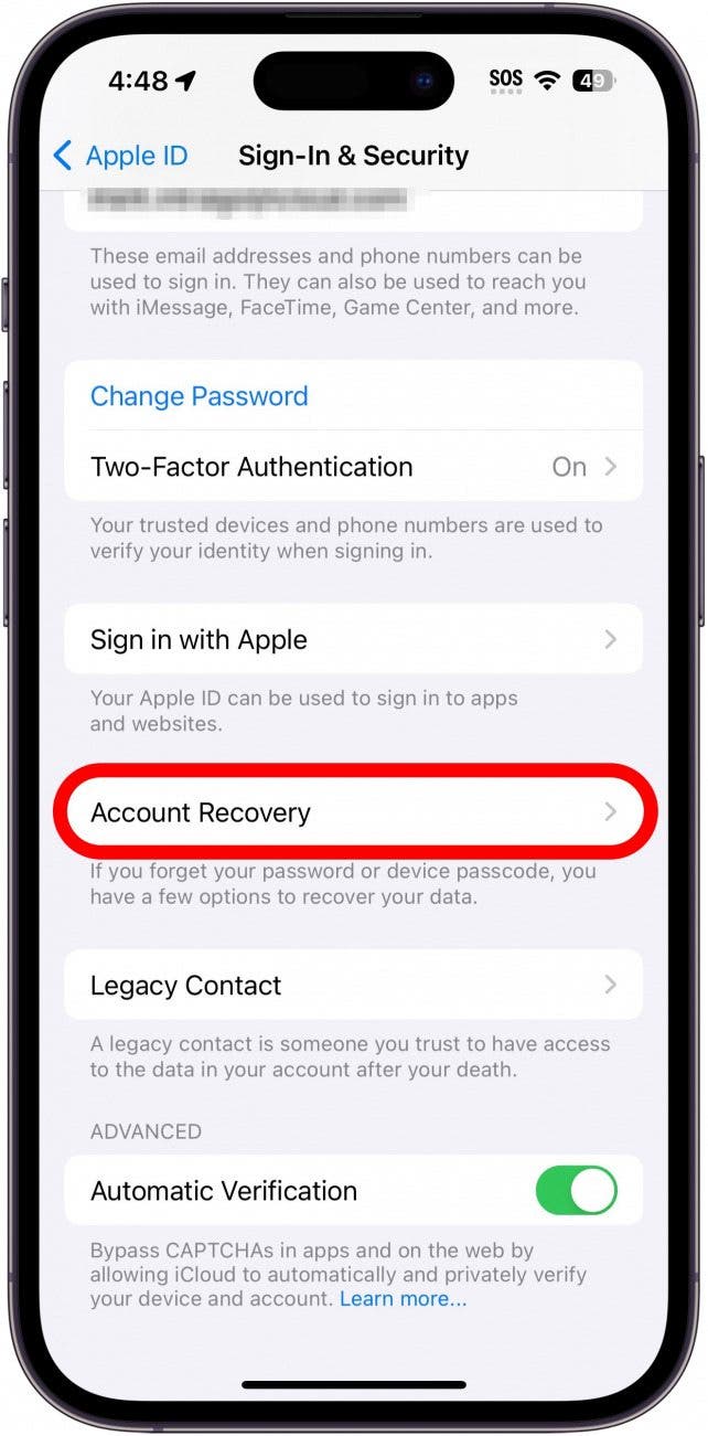 inicio de sesión del iPhone y pantalla de seguridad con un cuadro rojo alrededor de la recuperación de la cuenta