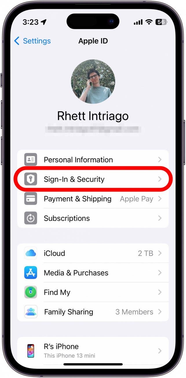 Configuración de ID de Apple del iPhone con un cuadro rojo alrededor de inicio de sesión y seguridad.