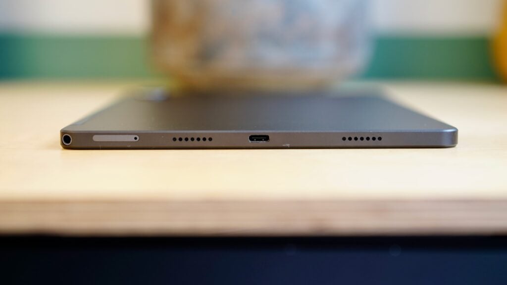 Borde inferior de la Acer Iconia Tab P11 con USB-C y puertos de 3,5 mm