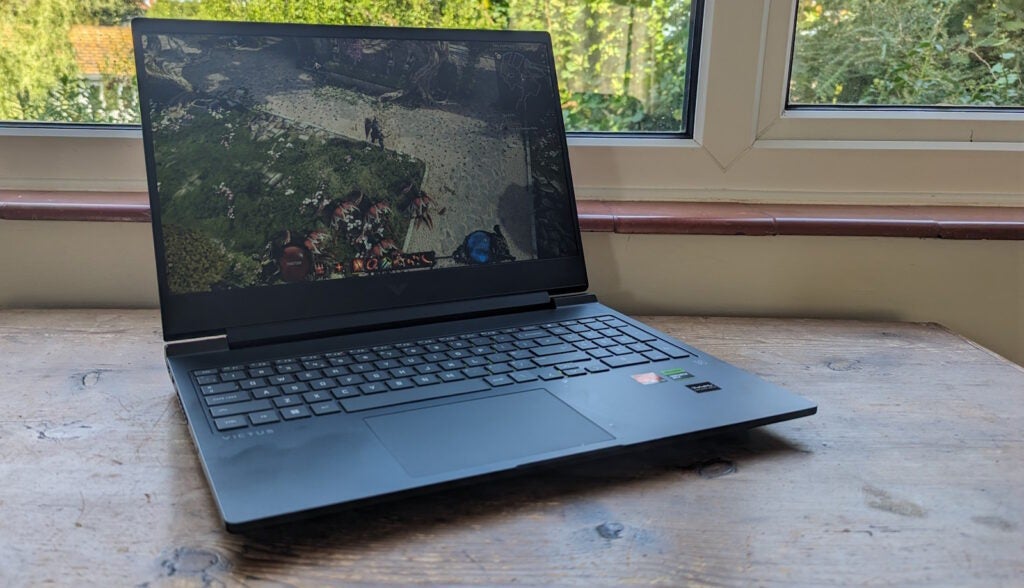 Jugar un juego en el HP Victus 16