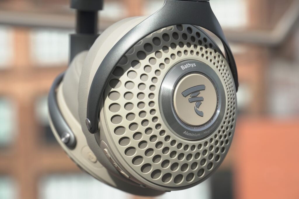 Primer plano del auricular Focal Bathys